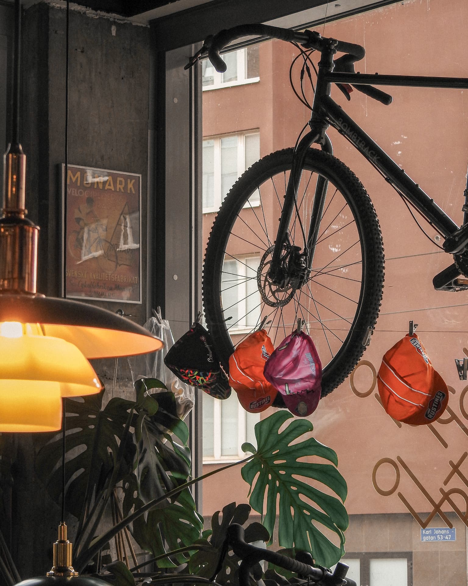 Butiksinteriören på Veloform med cyklar i fönstret och varma lampor