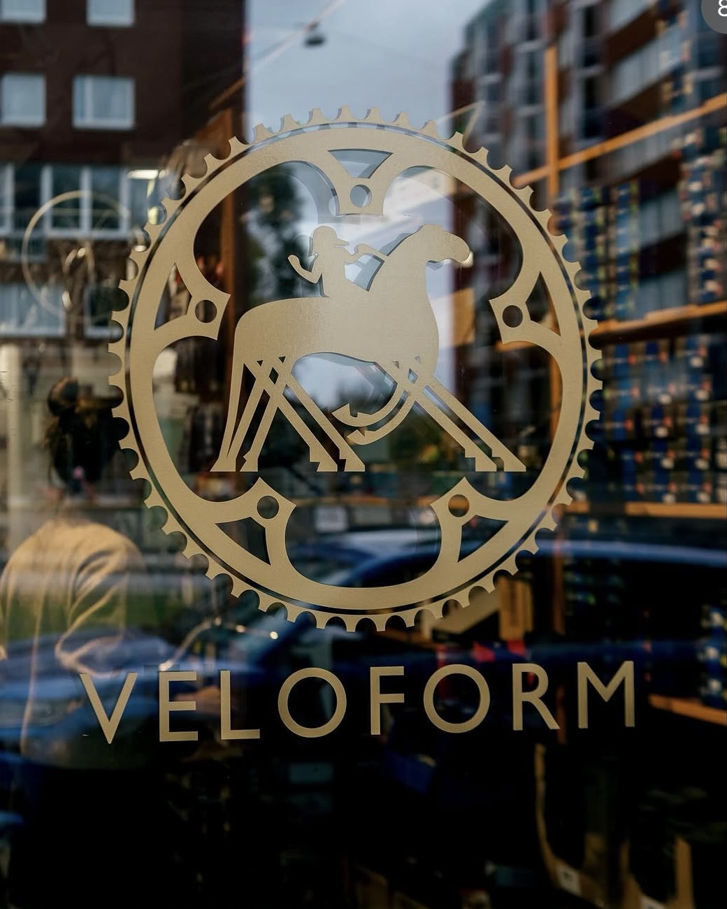 Veloforms logotyp i guld på butiksfönstret med ordet Veloform
